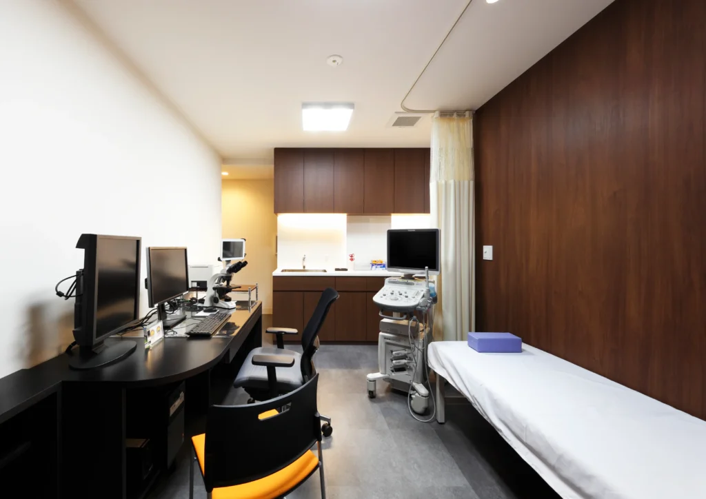 やすだ泌尿器科クリニックの診察室