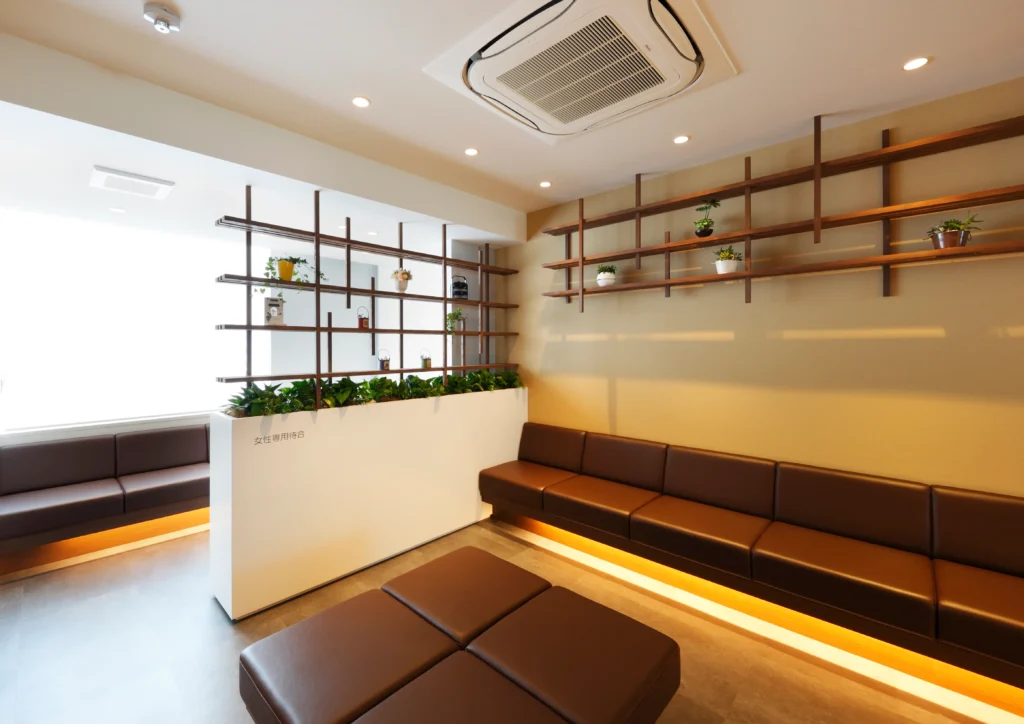 やすだ泌尿器科クリニックの女性専用待合室写真